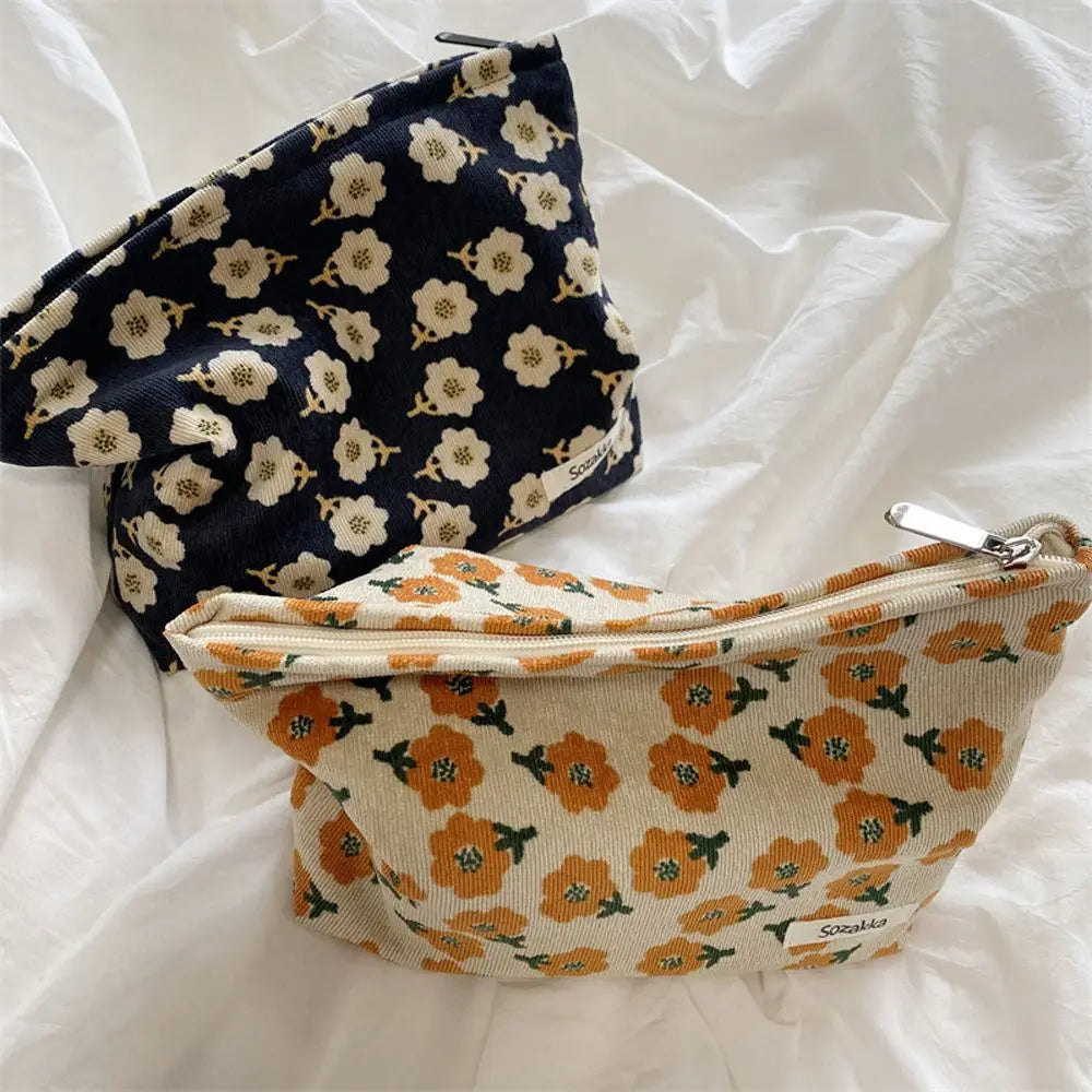 Ella | Trousse de maquillage en velours côtelé floral preppy