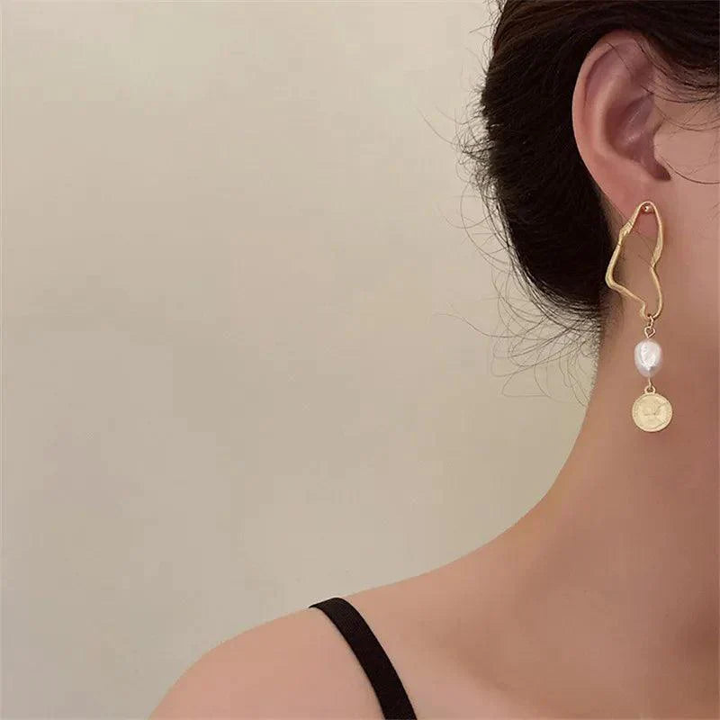 Sharmayne | Boucles d'oreilles baroques asymétriques avec perle et accents dorés