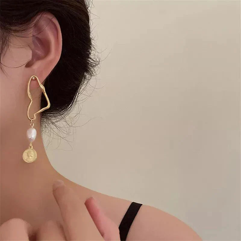 Sharmayne | Boucles d'oreilles baroques asymétriques avec perle et accents dorés