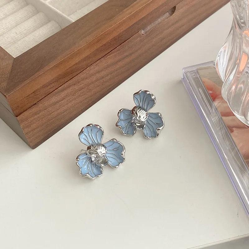 Rosee | Boucles d'oreilles en émail fleuri chiques en bleu doux