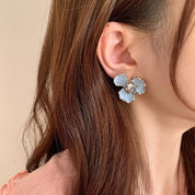 Rosee | Boucles d'oreilles en émail fleuri chiques en bleu doux