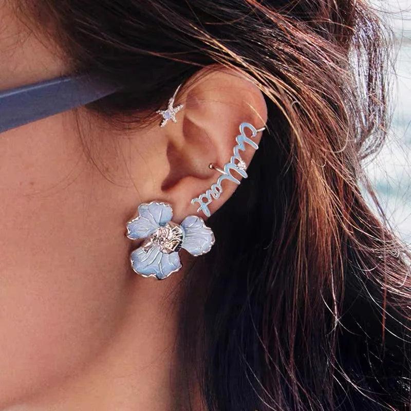 Rosee | Boucles d'oreilles en émail fleuri chiques en bleu doux