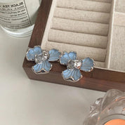 Rosee | Boucles d'oreilles en émail fleuri chiques en bleu doux